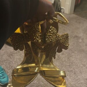 Show Stopper!  Gold Bow Women's heels, pics do no justice!